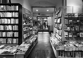 Volúmenes de lectura en una librería.