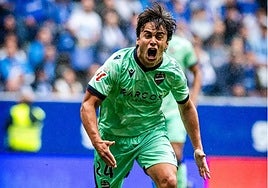 Carlos Álvarez celebra un gol del Levante.