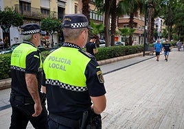 Agentes de patrulla en una avenida de Torrent.