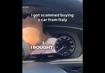 Compra un coche usado y no da crédito a lo que ve en el salpicadero tapado con cinta aislante