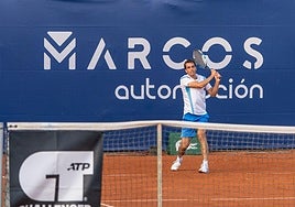Albert Ramos golpea la bola en su partido ante Pedro Martínez Portero.