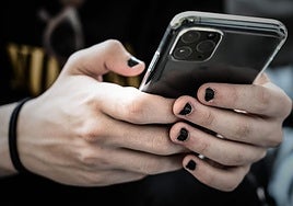 Una mujer con el móvil, en imagen de archivo.