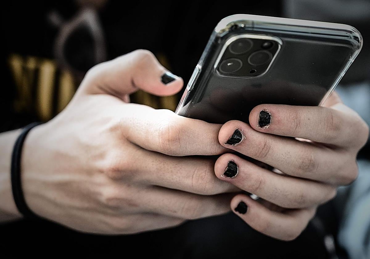 Una mujer con el móvil, en imagen de archivo.