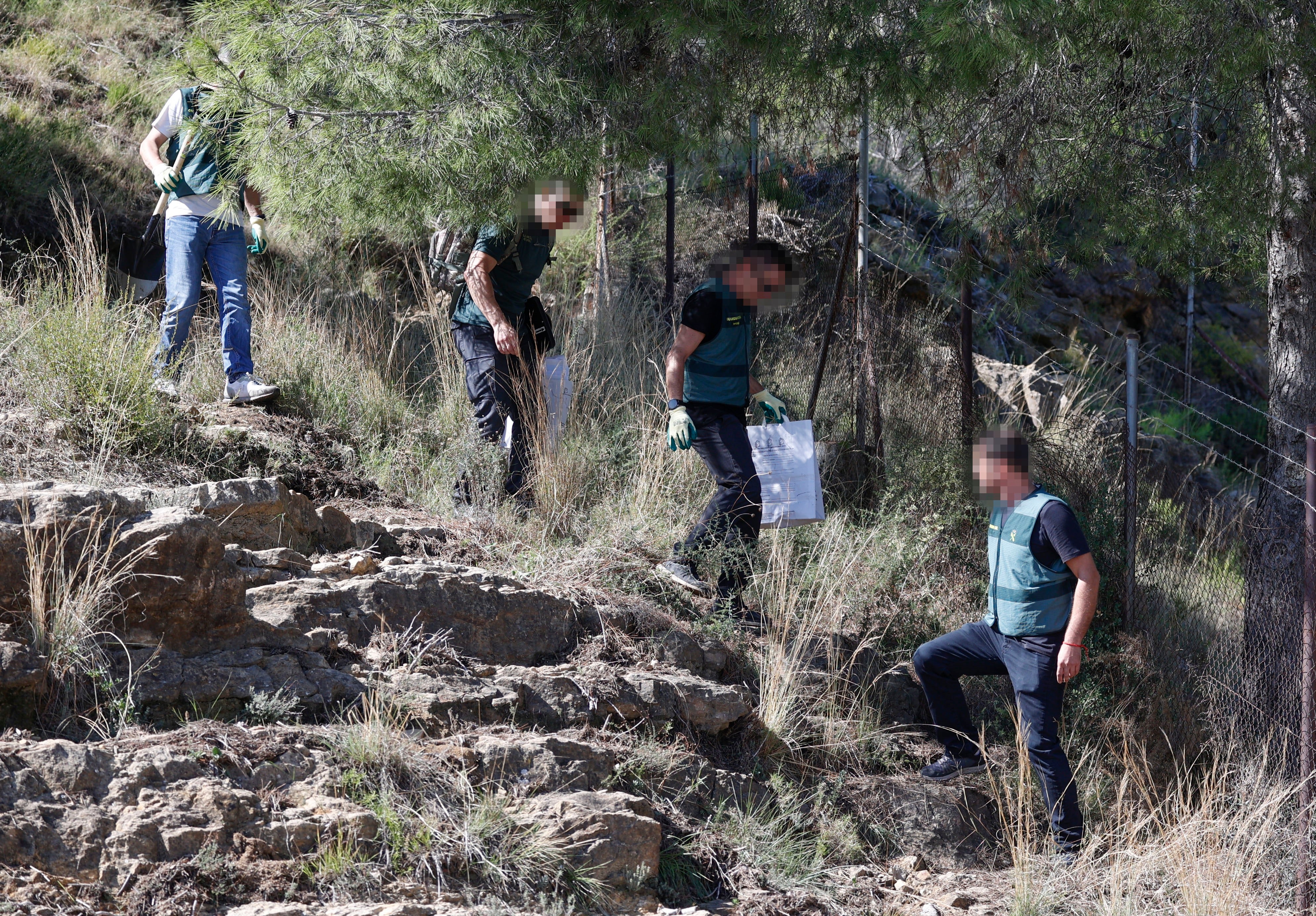 Agentes de la Guardia Civil descienden del punto en el que fue hallado el cuerpo de Bea en el monte de Oliva.