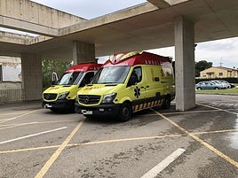 Ambulancias en la zona de Urgencias del Hospital de Dénia.