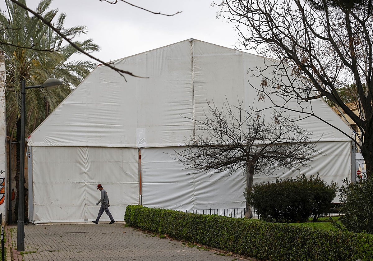 Carpa instalada en Valencia en las Fallas de 2025.