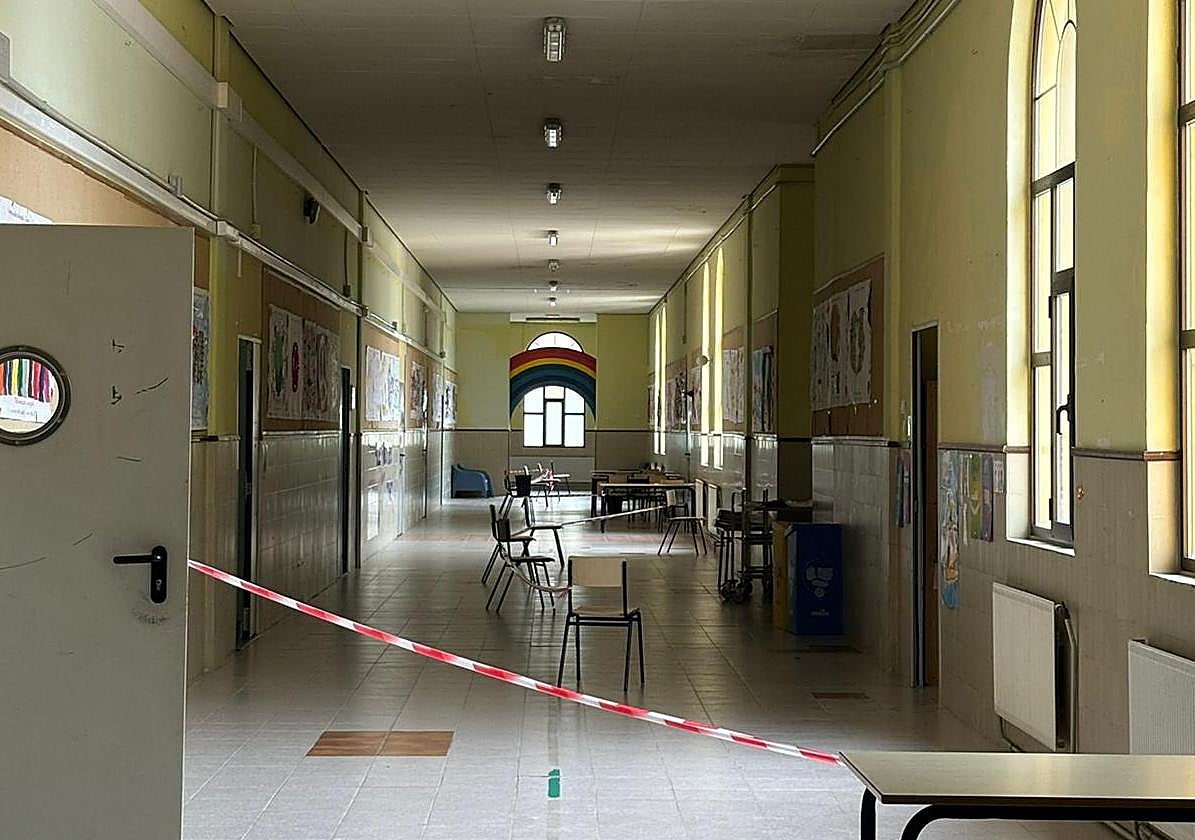Pasillo del colegio cerrado por el desprendimiento.