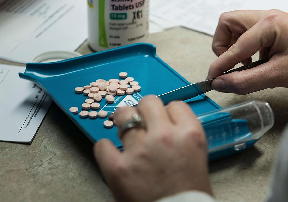 Una farmacéutica prepara una dosis de medicamentos, en una imagen de archivo.
