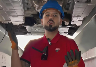 Pedro, mecánico: «Este coche fabricado en España es indestructible, se diseñó para durar»