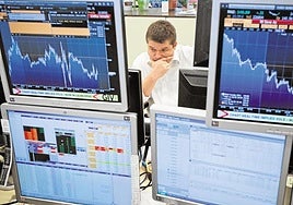 Un empleado de una empresa de servicios financieros sigue la evolución de las cotizaciones, en una imagen de archivo.