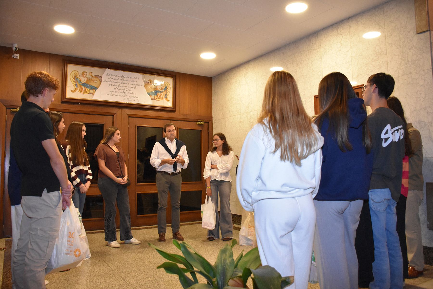 El capellán mayor de la UCV con los estudiantes antes de salir a recorrer las calles.