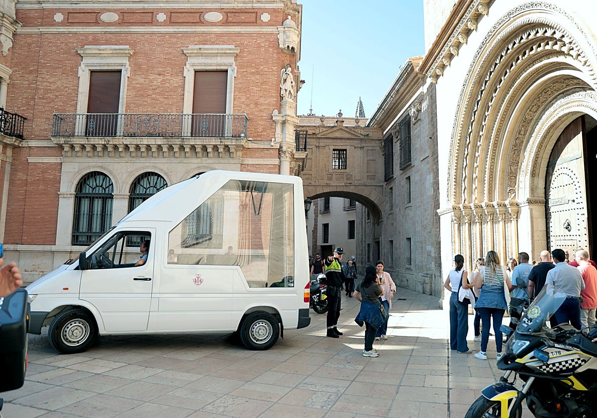 El 'Senyera-móvil' durante la prueba del itinerario, este martes.