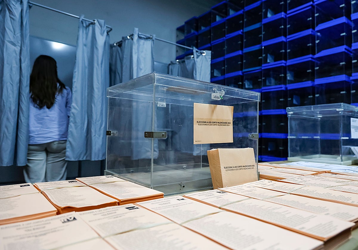 Papeletas y urnas en el almacen electoral de Vara de Quart