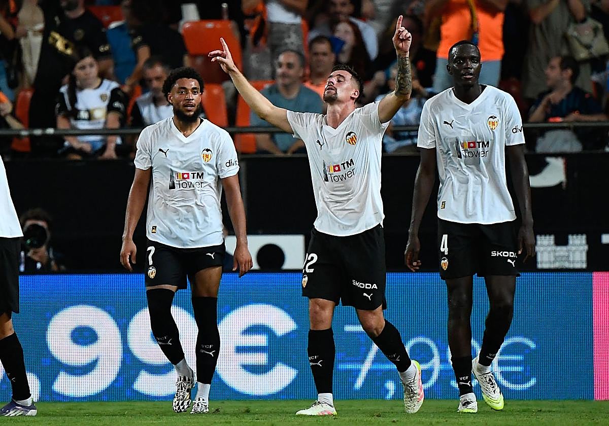 Santamaría celebra un gol en Mestalla.