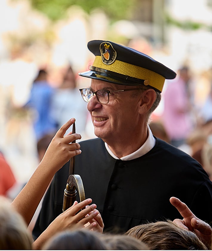 Imagen secundaria 2 - Varias escenas del Tribunal de las Aguas: reunión posterior, recogida de las sillas y el alguacil.