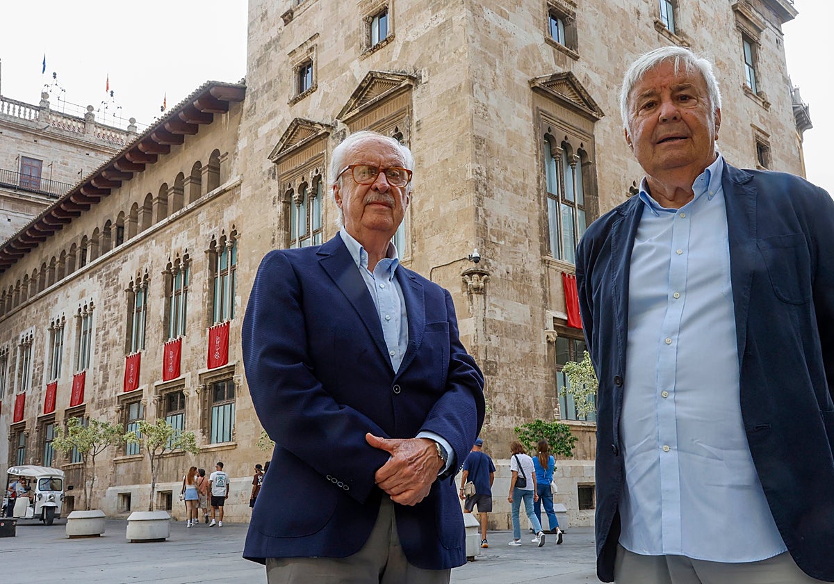 Chuliá y Peñín posan delante del Palau.