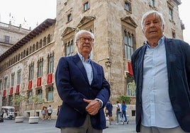 Chuliá y Peñín posan delante del Palau.