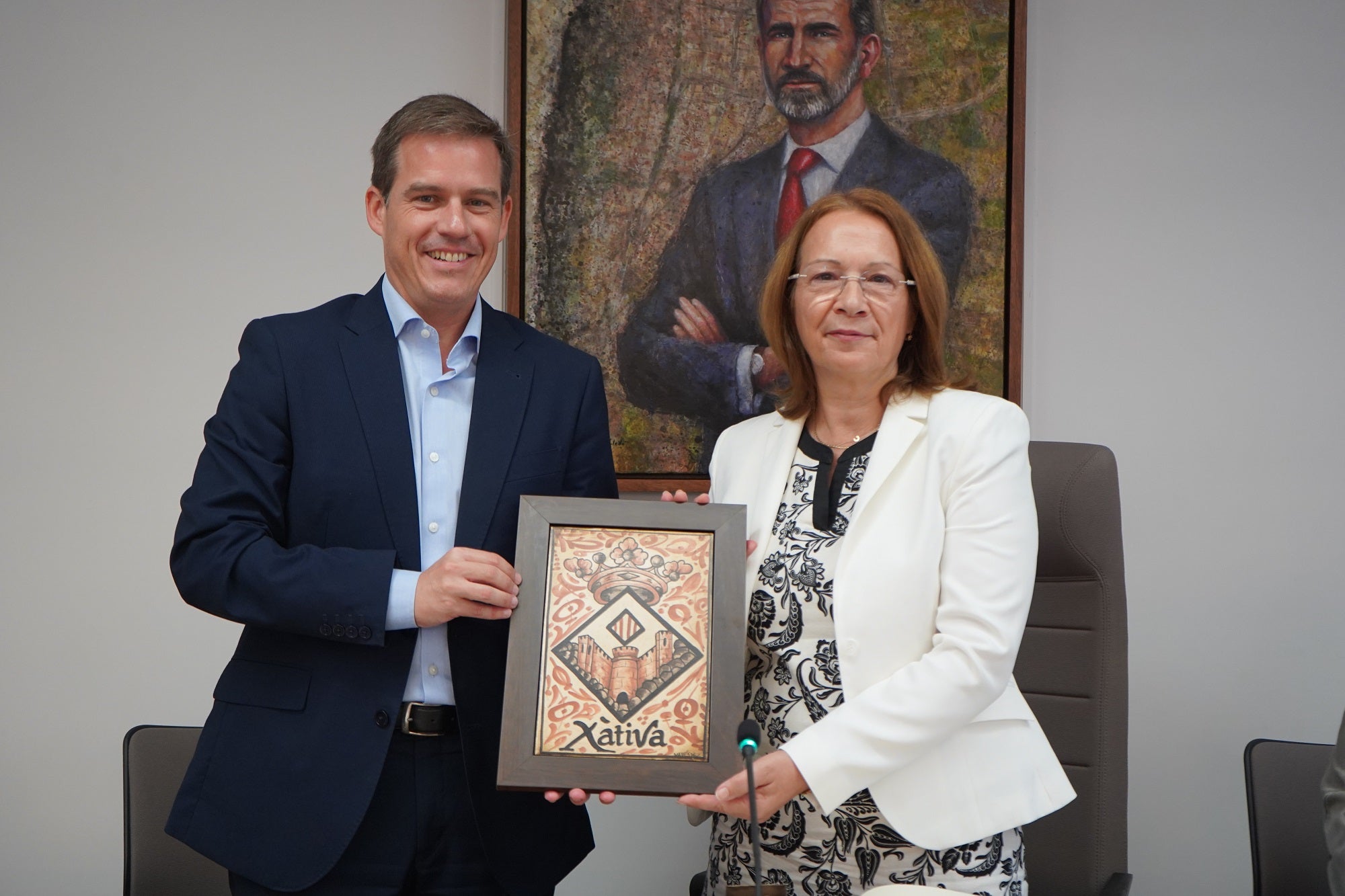 El alcalde, Roger Cerdà, le hace entrega del escudo de Xàtiva a la alcaldesa de Kazanlak.