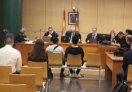 Dos de tres enjuiciados por secuestrar a dos personas en Valencia por una deuda de 25.000 euros.