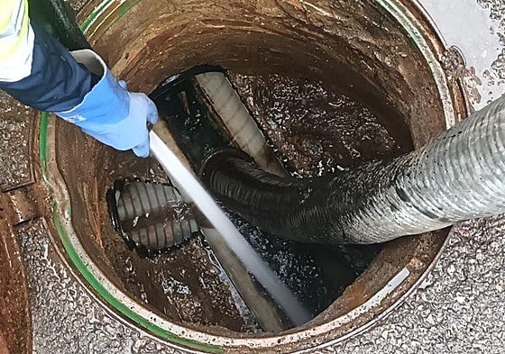 Limpieza del alcantarillado en Utiel.