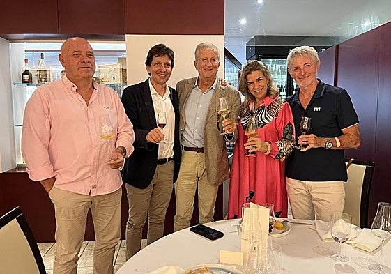 Manuel Igual, Joaquín Ayora, Javier Noguera, María Hervella y Luis Felipe en el restaurante de Vicente Rioja.
