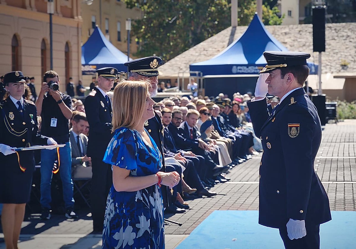 El jefe regional de Operaciones de la Policía Nacional saluda a la delegada del Gobierno.