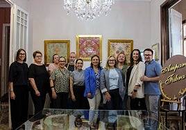 Amparo Fabra Morales, con su equipo en la tienda de indumentaria.