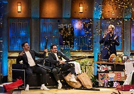 Juan Antonio Bayona y Carlos Bayona este lunes en 'La Revuelta'.