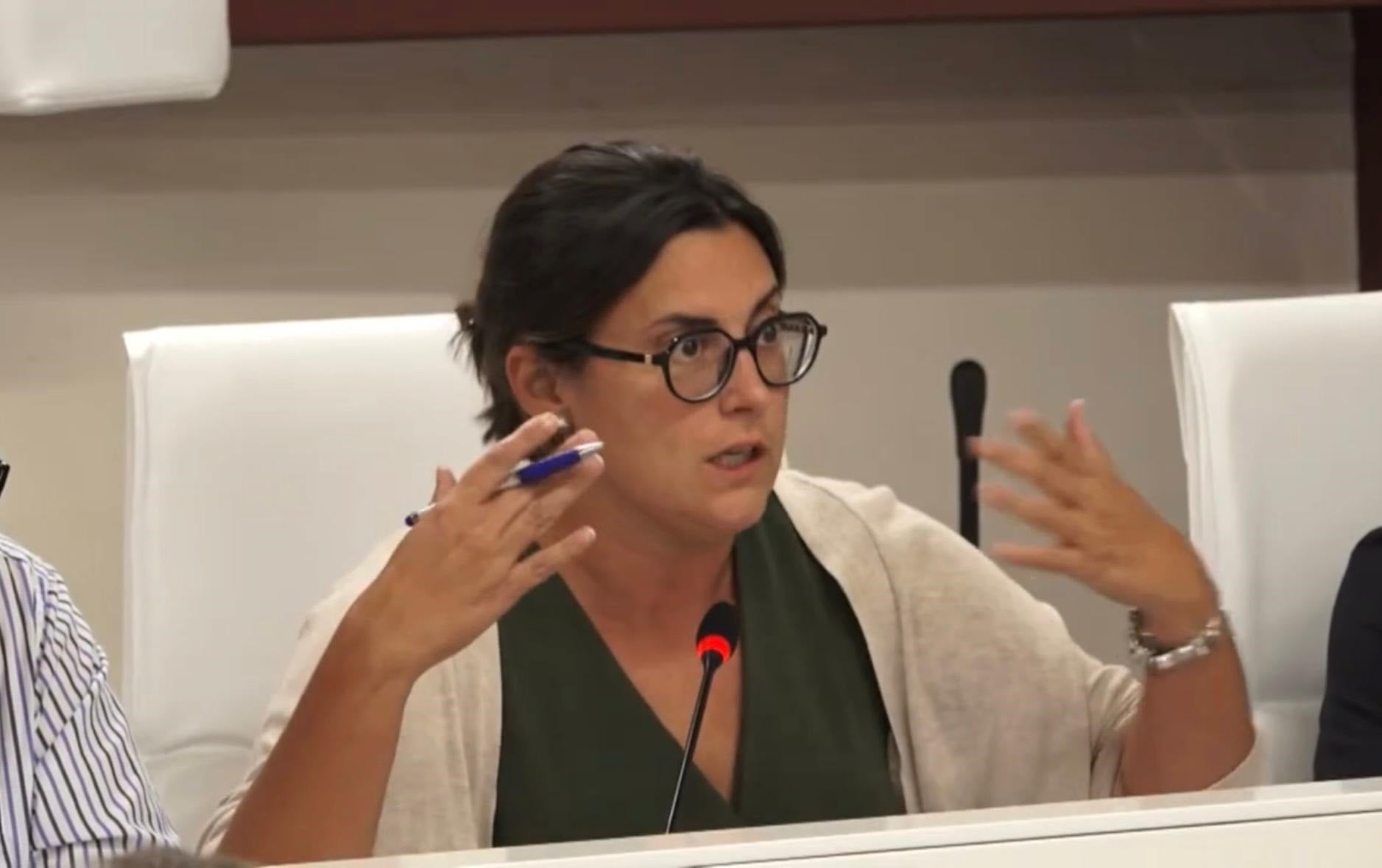 La concejala del PP durante su intervención en el pleno.