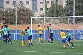 Estrechos marcajes entre los jugadores del Dénia y L'Alcúdia.
