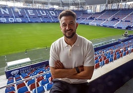 Héctor Rodas posa con el Ciutat de Valencia como fondo.