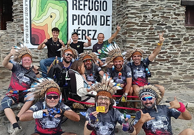 Joaquin y el resto del equipo, alrededor de Julia tras cumplir un reto.