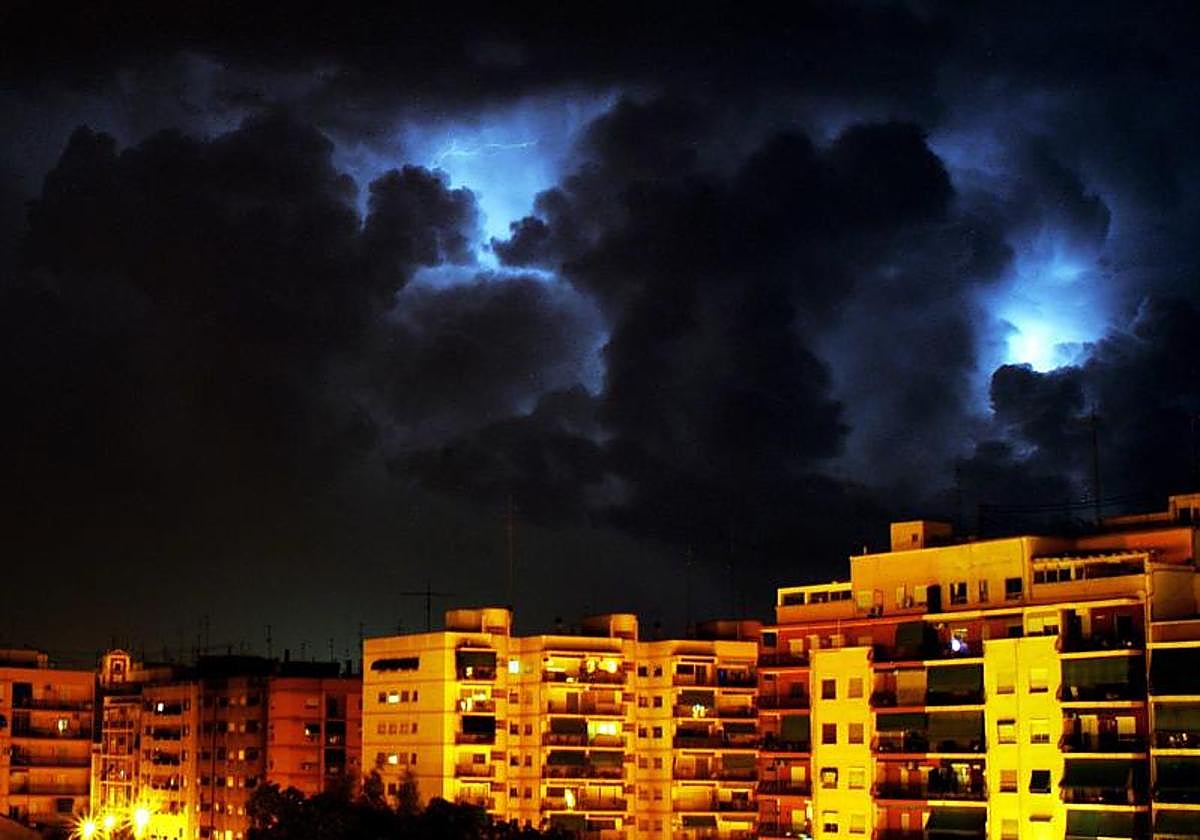 Nubes de tormenta sobre Valencia, en una imagen de archivo.