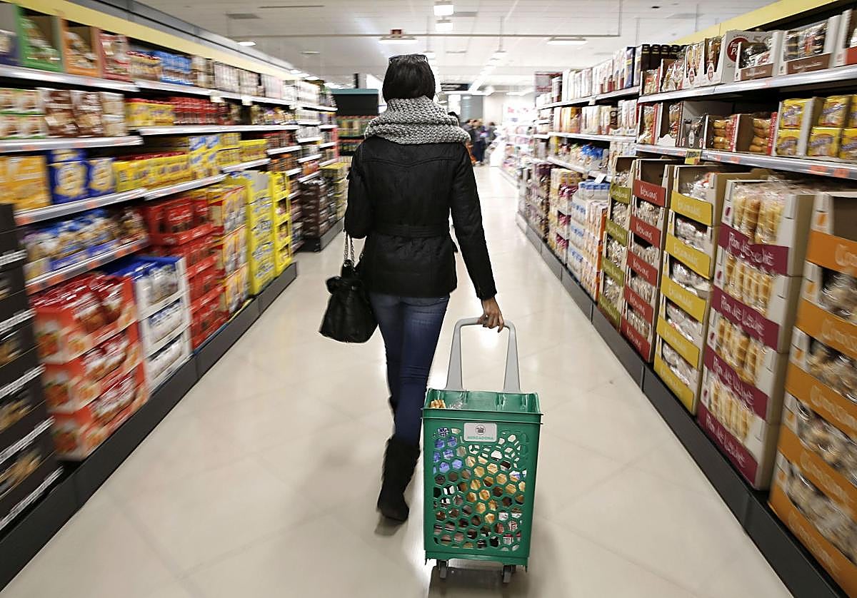 Una mujer realiza la compra en un Mercadona, imagen de archivo.