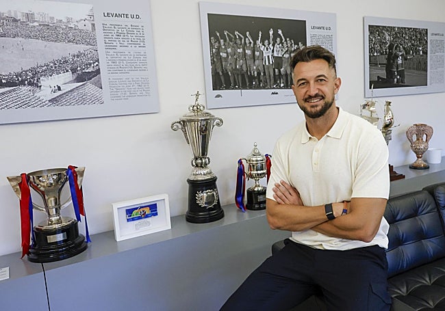 Héctor Rodas, delante de los trofeos.