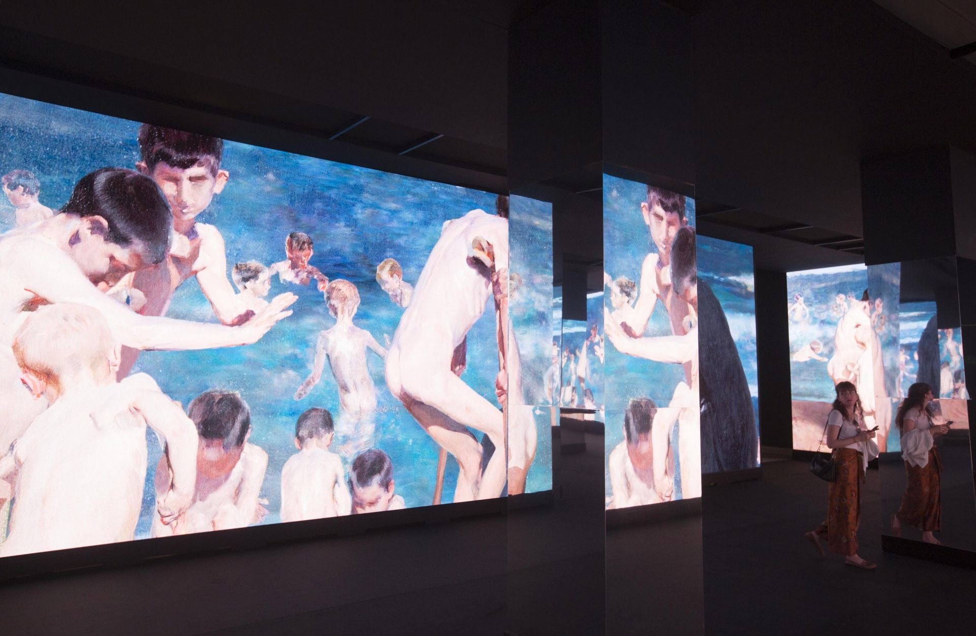 Imagen secundaria 1 - Arriba, la exposición 'La Ruta', en Bombas Gens; la muestra 'Sorolla a través de la luz', de la Fundción Bancaja, y una instalación en el Centro de Arte Hortensia Herrero. 