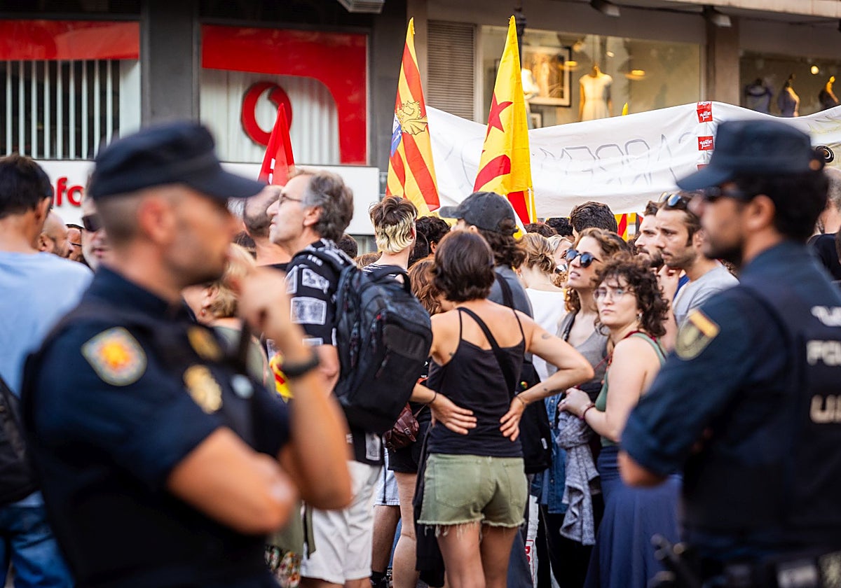 Manifestantes en la festividad del 9 d'Octubre de 2023.