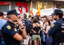 Manifestantes en la festividad del 9 d'Octubre de 2023.