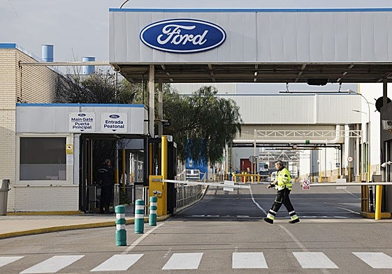 Un trabajador, en la puerta de acceso a la fábrica de Almussafes.