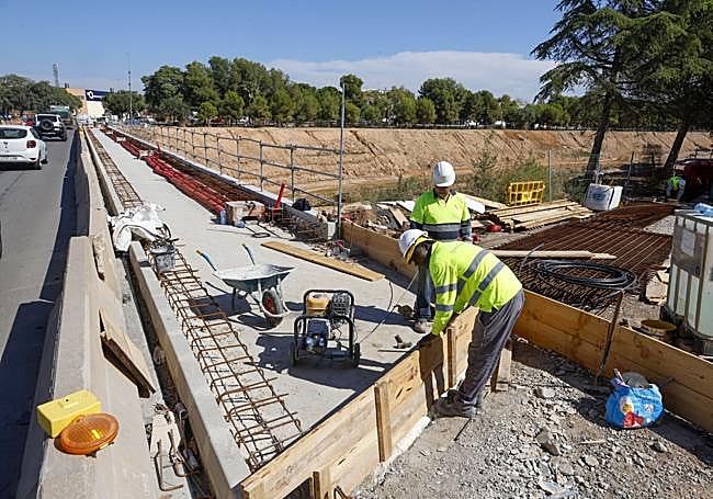 Obras de reparación en un puente de Picanya.