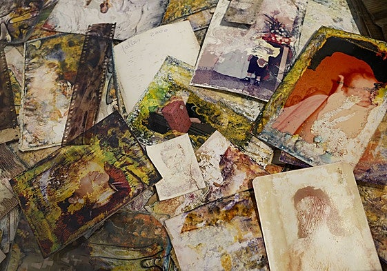 Fotografías dañadas que se pueden ver en la exposición.