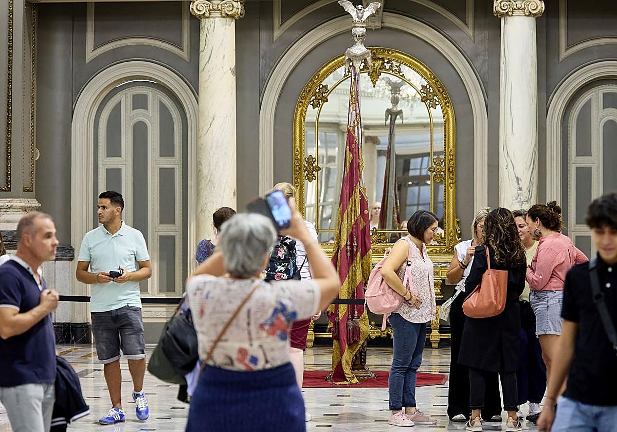 Fotos de la exposición de la Real Senyera en el Salón de Cristal del Ayuntamiento de Valencia