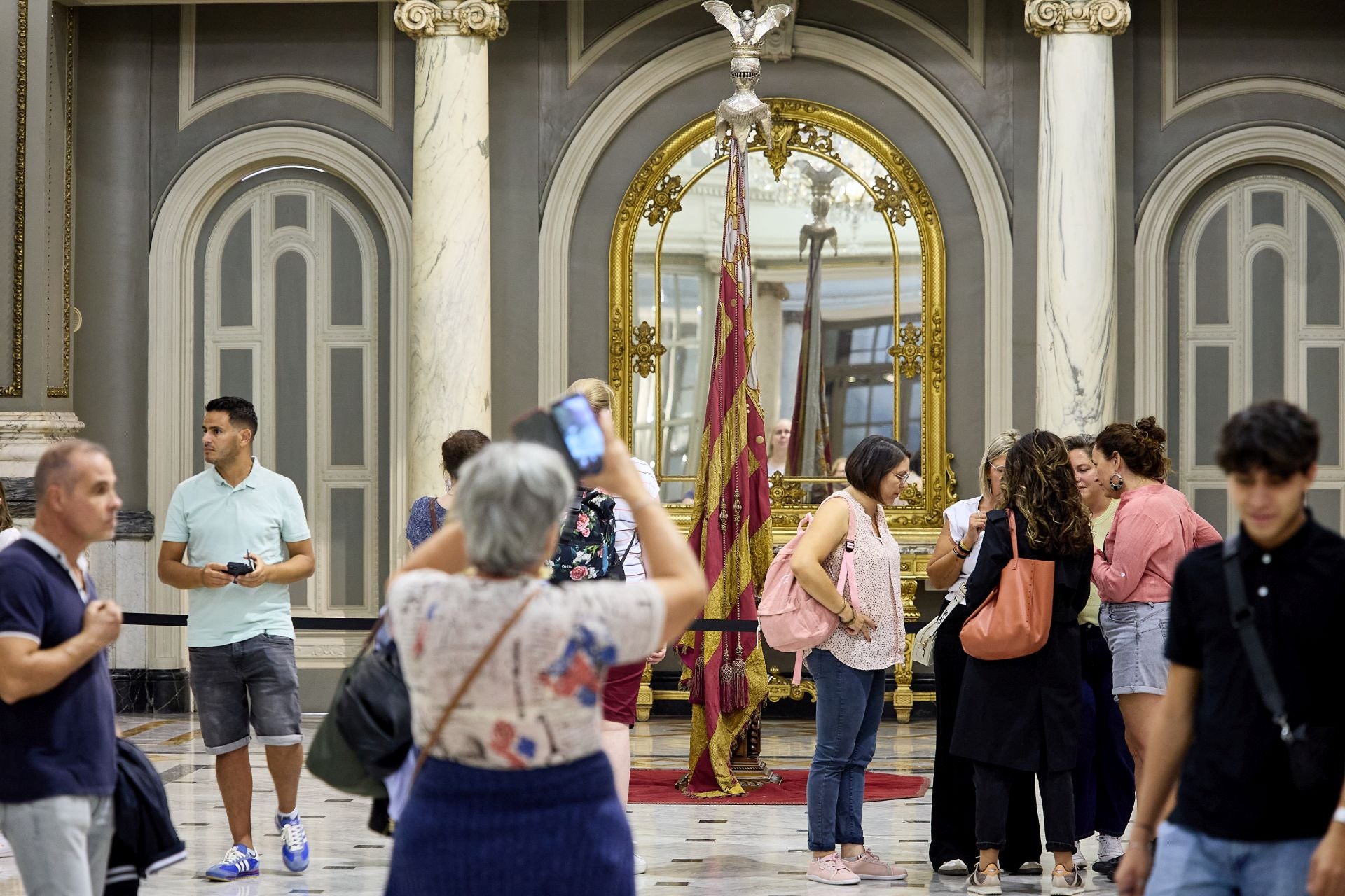 Fotos de la exposición de la Real Senyera en el Salón de Cristal del Ayuntamiento de Valencia