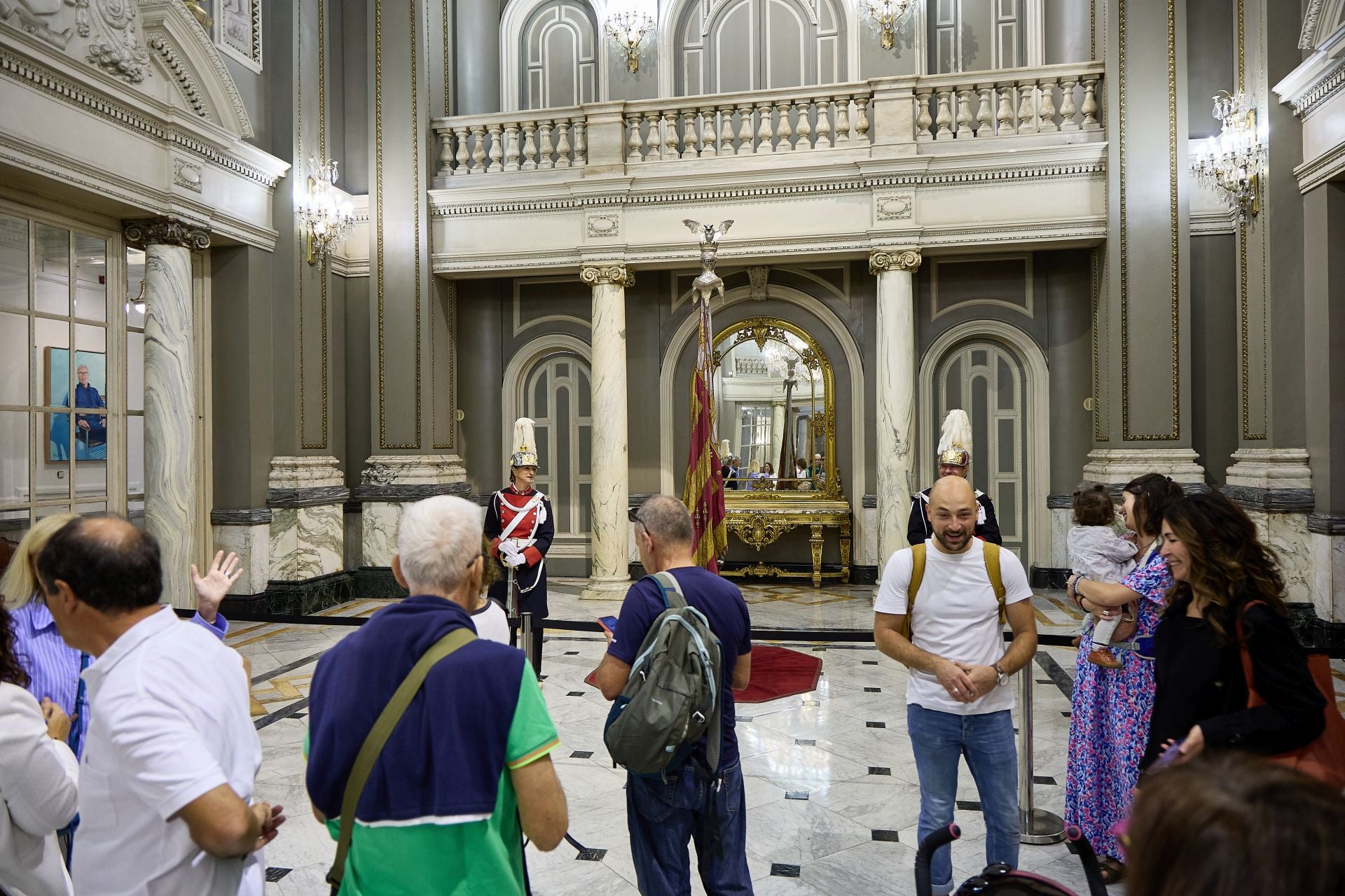 Fotos de la exposición de la Real Senyera en el Salón de Cristal del Ayuntamiento de Valencia