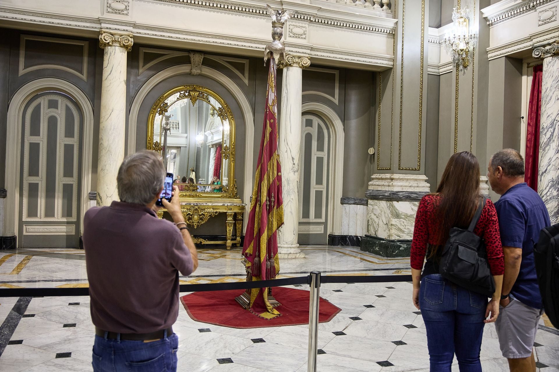 Fotos de la exposición de la Real Senyera en el Salón de Cristal del Ayuntamiento de Valencia