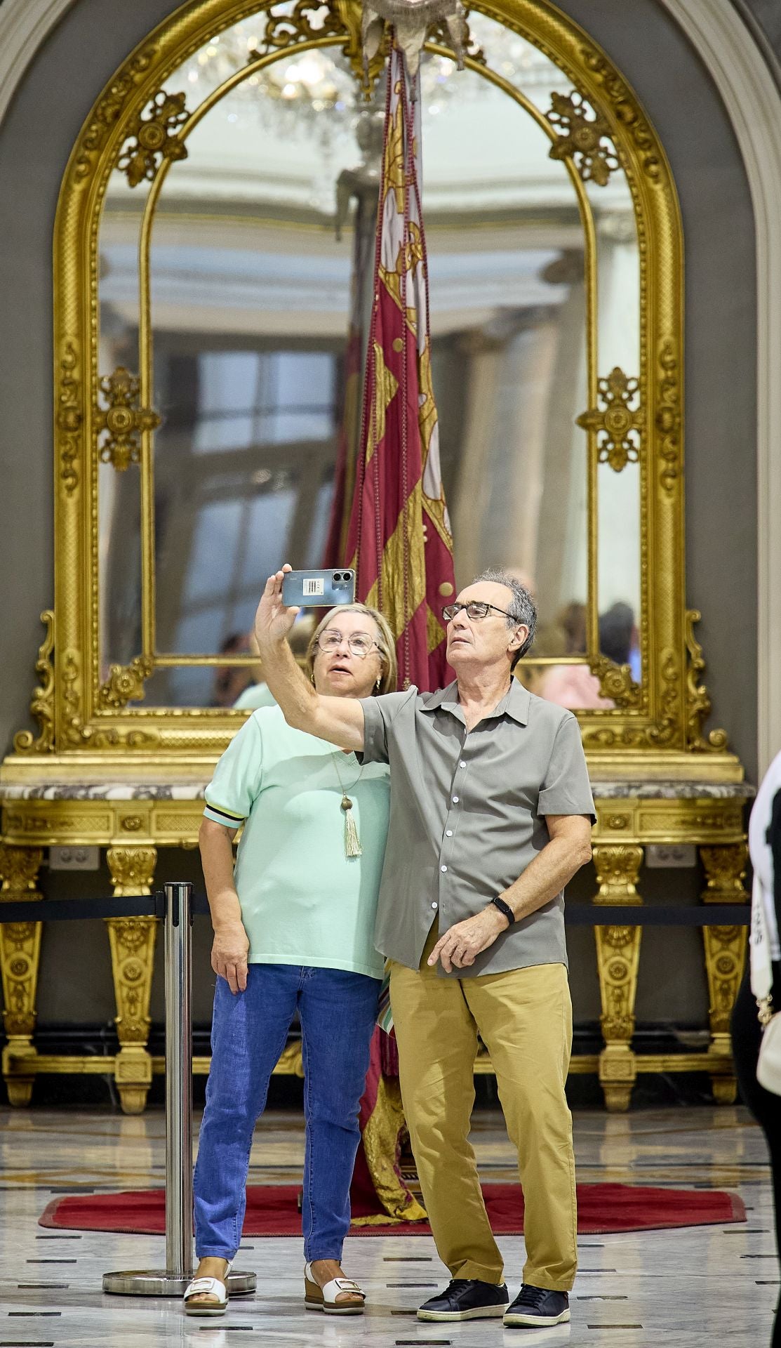 Fotos de la exposición de la Real Senyera en el Salón de Cristal del Ayuntamiento de Valencia