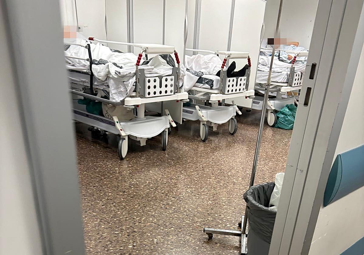 Sala reservada para médicos, con varios pacientes instalados en el Clínico.