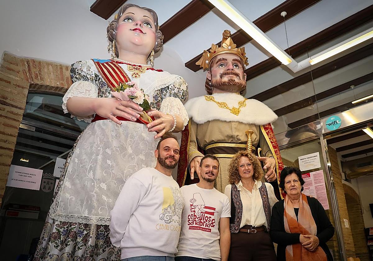 Los artistas junto a la alcaldesa Folgado y los gegants.