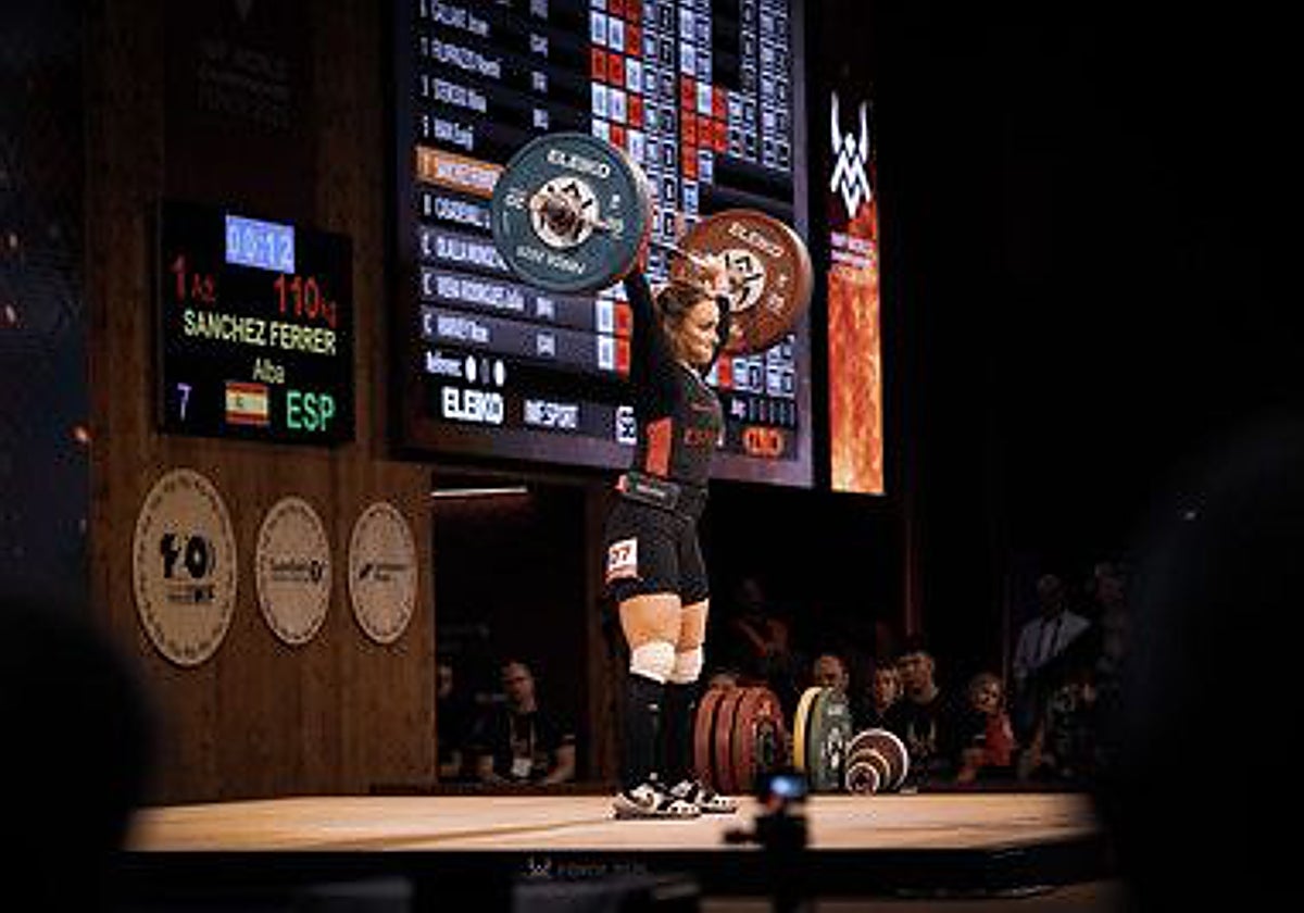 Alba Sánchez, durante su levantamiento de peso.