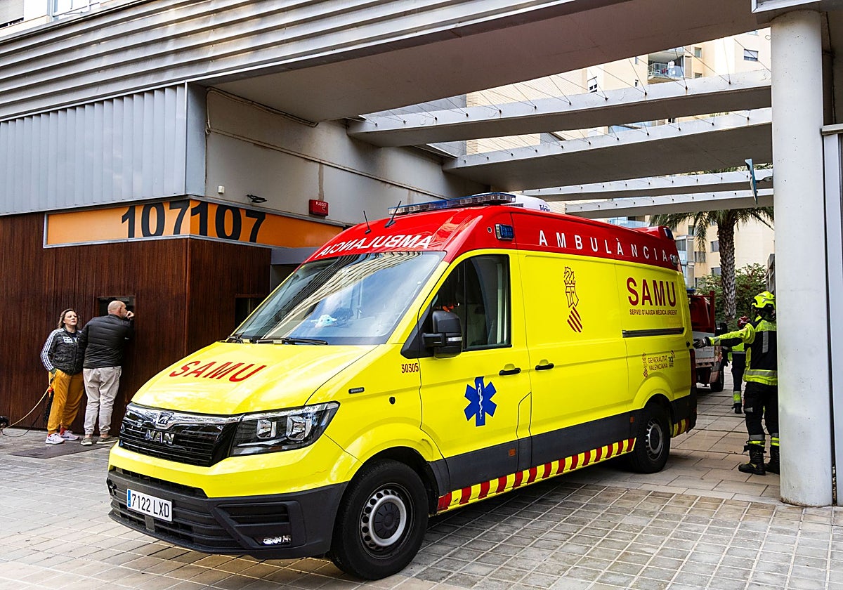 Una ambulancia tras intentar reanimar sin éxito al joven que se precipitó desde un decimocuarto piso en Campanar.